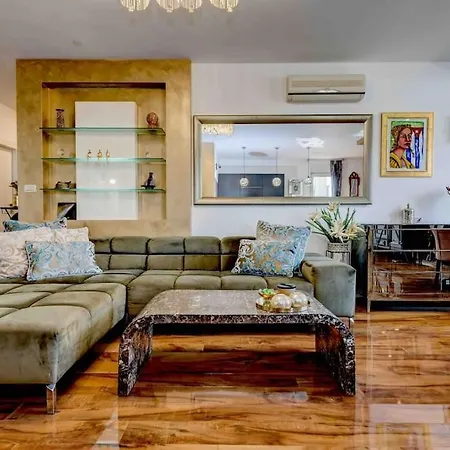 Spacious Lux Apartment Split